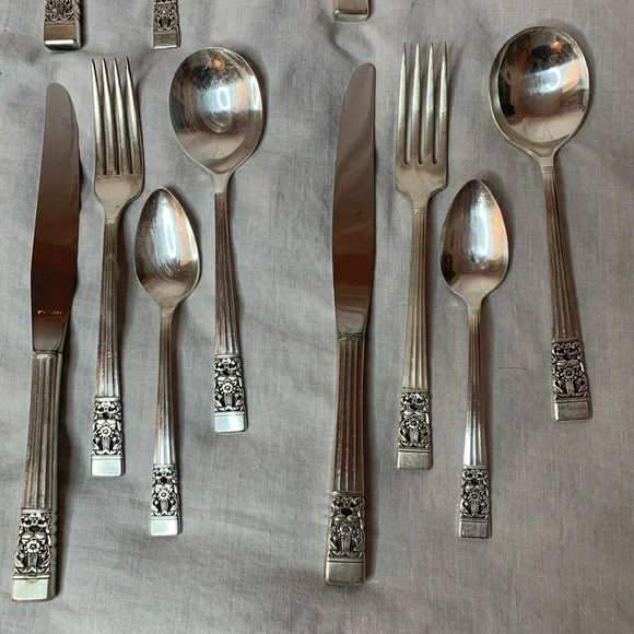 vintage CommunityOneida discontinued Coronation pattern 8 settings+ silverplate